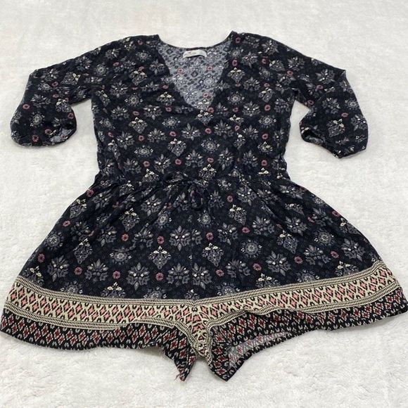 Hollister Pants - 💜 Juniors Hollister Short Romper Jumpsuit Black Background w/ floral print L